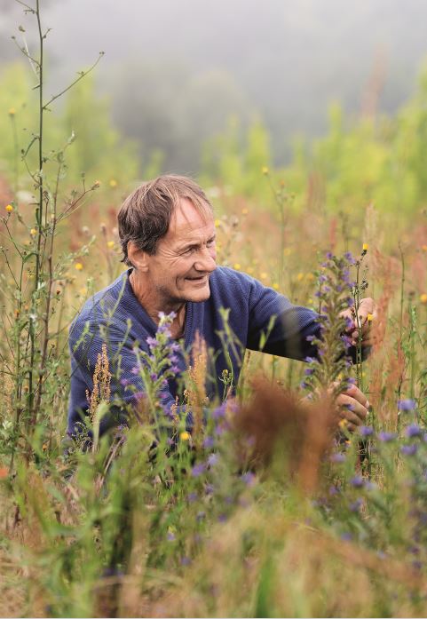 Der Autor Jürgen Feder zwischen Blumen